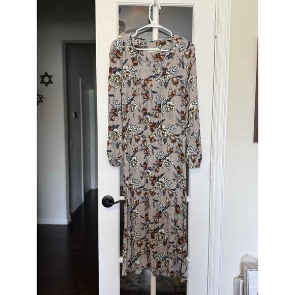 Natural Life long sleeve maxi dress gray floral roses size Large
Magnolia - Picture 4 of 11